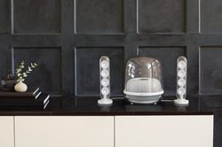 Harman Kardon�A�V���ȓ����h�[���f�U�C�����̗p����2.1ch�X�s�[�J�[�uSoundSticks 4�v