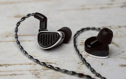 64 Audio�A�V���j�o�[�T��IEM�uDuo�v�e�B�U�[������J�B�I�[�v���^�^�n�C�u���b�h�\�����̗p