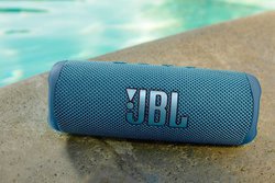 JBL�A�h���E�h�oBluetooth�X�s�[�J�[�uJBL FLIP 6�v�B�ЂƉ�菬�^�������g�D�C�[�^�[�𑝐�