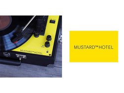 �I���L���[�A�f�U�C�i�[�Y�z�e���uMUSTARD HOTEL�v�Ƃ̃R���{�^�[���e�[�u��