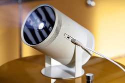 ��CES���T���X���A�|�[�^�u���v���W�F�N�^�[�uThe Freestyle�v�B�Ɩ��\�P�b�g�ɐڑ����Ďg�p���\