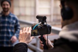 �[���n�C�U�[�A���w�����̃I���}�C�N�J�����uMKE 400-II�v�B�X�}�z�p���o�C���L�b�g��