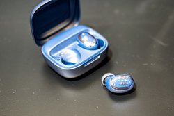 JBL�A�g���A���^�C���␳�h�@�\���ڂ�ANC���S���C�����X�uLIVE FREE 2�v