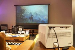 �Q�[�~���O�v���W�F�N�^�[BenQ�uX3000i�v�����r���O�ɒu������ǂ�Ȋ����H�Ӊ��Ɠd�ő̌��ł���