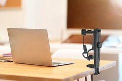 �Q�I�A�f�X�N�ɋ��ނ����Ŏ��t������w�b�h�z���t�b�N�B360�x��]���A�X�^���h���p����