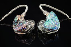 �J�i�����[�N�X�A2�E�F�C�ōō��̃N�I���e�B��ڎw����CIEM�uCW-L17QD�v�B�w�b�h�t�H���Ղɂ��o��