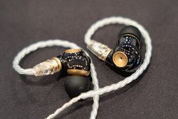 ���w�b�h�t�H���Ձ�Meze�̃_�C�i�~�b�N1��C���z���uADVAR�v���Q�l�o�i�BB&O�̃m�C�L����TWS�������o��