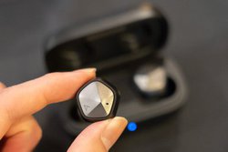 ���w�b�h�t�H���Ձ�Astell&Kern�����S���C�����X�uAK UW100�v�������BCOMPLY�́g��������h���f����