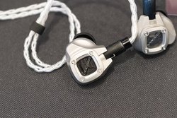 ���w�b�h�t�H���Ձ�Acoustune�V���i��MADOO�C���z�����o��^FitEar�̈�×p�V���o�[IEM����I��