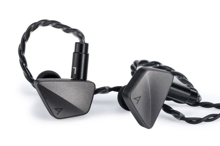 Astell&Kern�A�g���v���n�C�u���b�hIEM�̌���F�uAK ZERO1 Black�v�B4.4mm�o�����X�P�[�u���t��