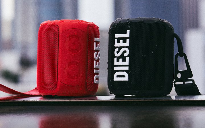 �t�@�b�V�����u�����h�uDIESEL�v��Bluetooth�X�s�[�J�[�B360�x�Đ����������郉�E���h�^�f�U�C��