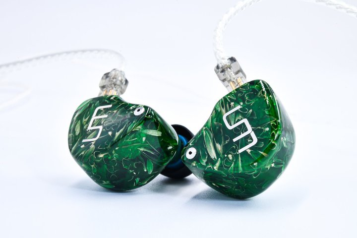 Unique Melody�A3DD�^�C���z���u3D Terminator�v�̐V�F�uGrain�v�B�O���[����➑̂Ɉ�̖��k���U��΂߂�