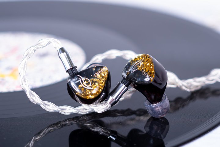 See audio�A�v�����[�X��z�肵��10BA���j�o�[�T��IEM�uNEO�v�B�����𑜓x��O��I�ɒǋ�