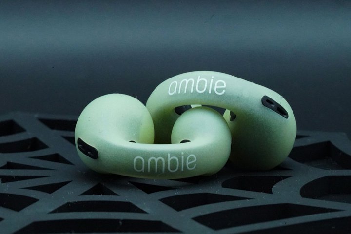 ambie�A�g�Ȃ��璮���h���S���C�����X�p�J�o�[�ɐV�F�uGhost�v�B�~���f�ނŃn���E�B���ɂ��҂�����