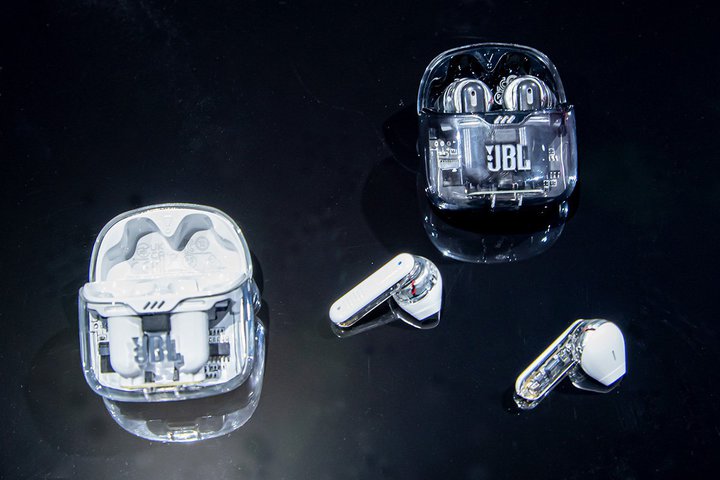 JBL�A���^�E�I�[�v���^��ؑ։\��2�E�F�C�d�l�̊��S���C�����X�uJBL TUNE FLEX�v�B�{�́E�P�[�X���ɃX�P���g���d�l