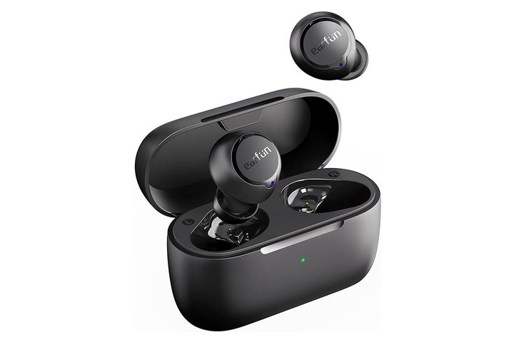 EarFun�A���S���C�����X�C���z���uEarFun Free 2S�v�B�}�C�N�����Œʘb���\����