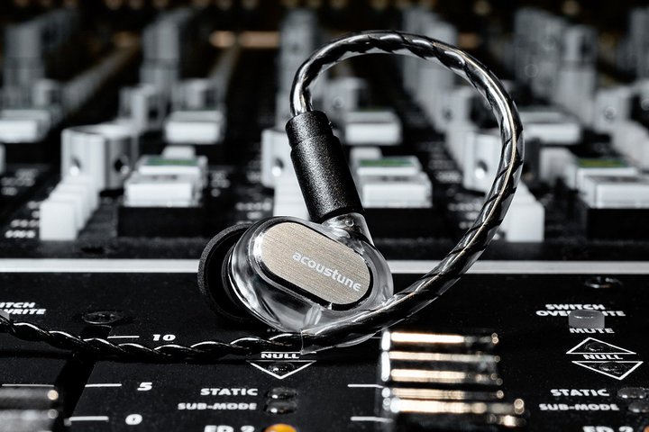 Acoustune�A���y����������j�^�[�C���z���uRS THREE�v�B�v����ȉƂ̈ӌ����t�B�[�h�o�b�N