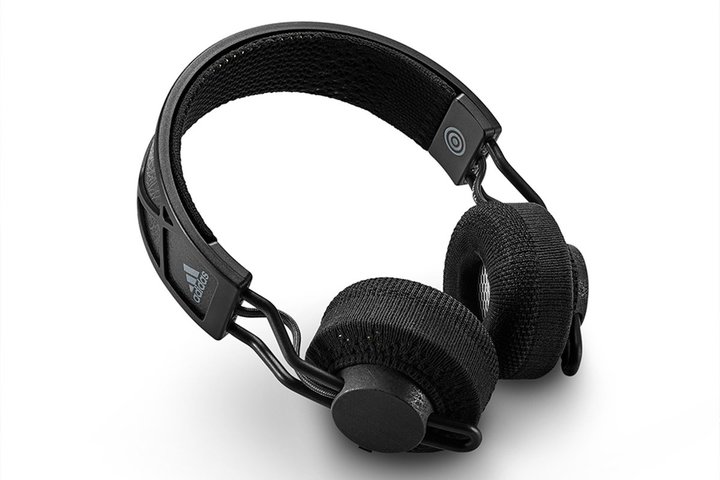 adidas�A�\�[���[�[�d�ł��郏�C�����X�w�b�h�z���uRPT-02 SOL�v�B�ő��80���ԍĐ�