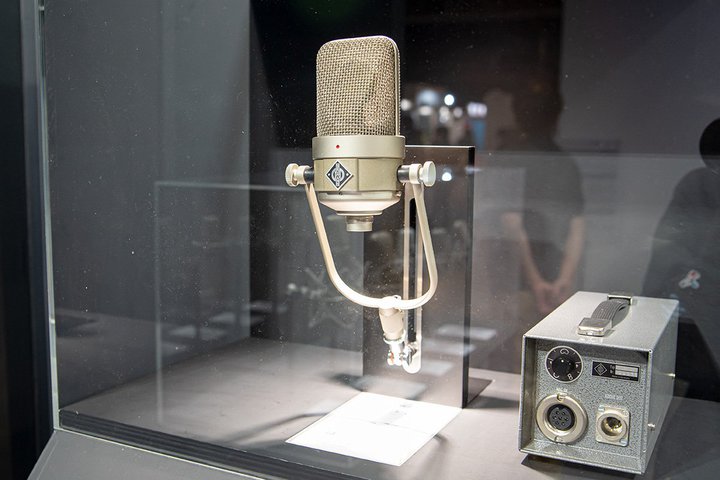 ��Inter BEE��NEUMANN�̓`���I�^��ǃ}�C�N�uM 49 V�v�������^�t�H�X�e�N�X�A��������̃��{���g�D�C�[�^�[���ڃ��j�^�[�X�s�[�J�[����@�W��