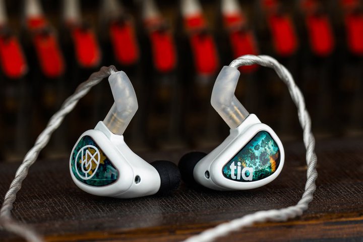 11�������A64 AUDIO�̍���50�����IEM�uFourte Blanc�v��1�ʂ��l���I �w�b�h�z������؃����L���O ���t�W���G�[�r�b�N��