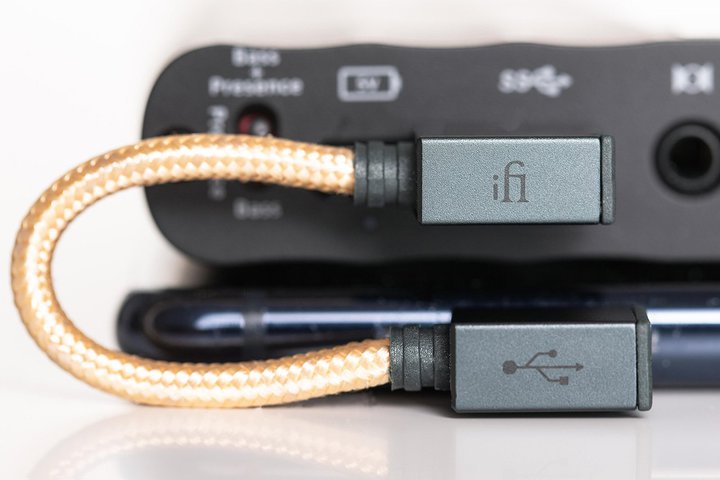 iFi audio�AL���^�R�l�N�^�[�̃|�[�^�u������OTG�P�[�u���u90�� Type-C OTG Cable�v