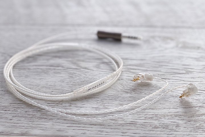 WAGNUS.�A�g�����ɍ~��ς����h ���v�킹��C���z�����P�[�u���uSnow Crystal Lily�v