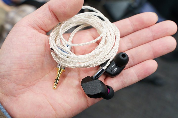 ���|�^�t�F�X��final�A�t���O�V�b�v����G���g���[�܂ŕ��L���C���z�����I�^B��W�́g007�h�R���{�w�b�h�z�����o��