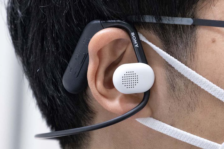 �\�j�[�A�g�X�s�[�J�[�����̑O�ɕ������h�Ȃ��璮���w�b�h�z���uFloat Run�v�B��C�U���Ŏ��R�ȉ��y�Đ�