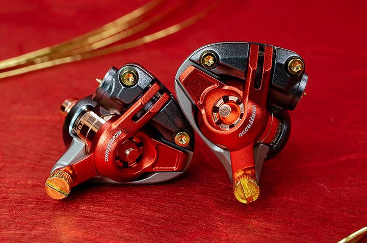 Acoustune�A�V�����`�����o�[���j�b�g�𓋍ڂ����t���O�V�b�v�C���z���uSHO -�-�v�́gMKII�h���f��