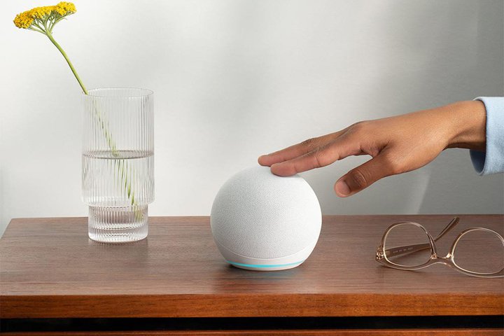 Amazon�uEcho Dot�v�uEcho Dot with Clock�v��5���ヂ�f���͉��x�Z���T�[�𑕔��B�{���\��J�n