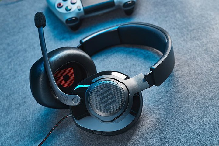 JBL�A��ʋ@����̑���a�h���C�o�[�𓋍ڂ���L���Q�[�~���O�w�b�h�Z�b�g�uQuantum 200�v