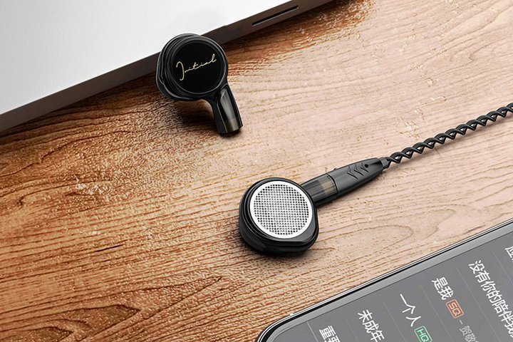 Initial A�A���ʋ쓮�C���z���u�� -yui-�v�Ƀ}�C�N�������f���B�e�����[�N�p�r���ӎ�