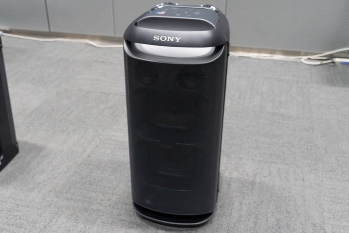 �\�j�[�A�̈�كT�C�Y�܂ŃJ�o�[�̑�^Bluetooth�X�s�[�J�[�uSRS-XV800�v�B�e���r�A���V�@�\��M�^�[���͂�