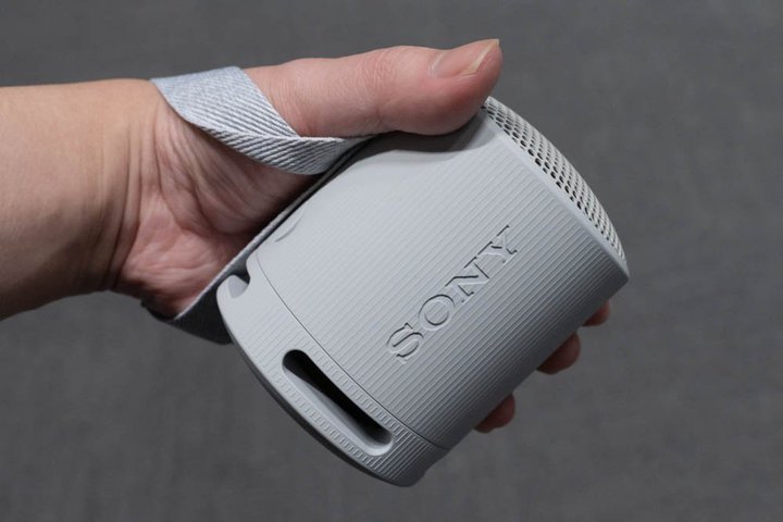 �\�j�[�A�g�ΐS���j�b�g�h�ŃN���A�ȃ{�[�J�����y���߂鏬�^Bluetooth�X�s�[�J�[�uSRS-XB100�v