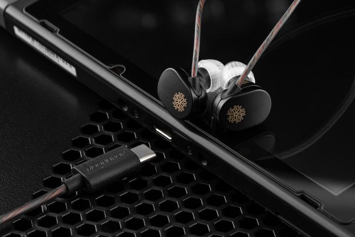 �����J�AUSB-C�ڑ��ɍœK�������G���g���[�N���X�̃C���z���u�e - JIU�v