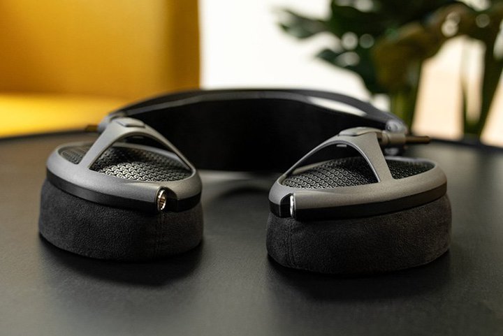 Meze Audio�A�t���O�V�b�v���ʎ��E�w�b�h�z���̐V�F�uElite Tungsten�v�B�����^����������̐V�C���[�p�b�h���t��