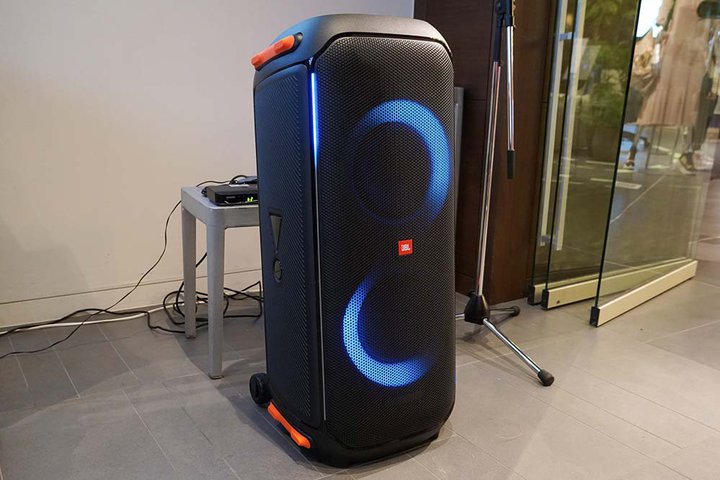 JBLAghXs[J[uPartyBox 710ṽNt@JnB剹ʂƌ̉oŃp[eB𐷂グ