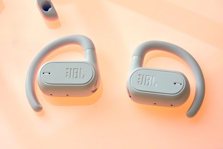 ��IFA��JBL�A�g�����ӂ����Ȃ��C���z���h�Q���B�l�b�N�o���h�X�^�C���ɂ��Ȃ銮�S���C�����X�uSoundgear Sense�v