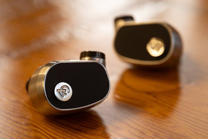 Campfire AudioAzf[V[Y̔̃nCubh^CzuBlack Starv