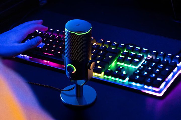 JBLAV[YŏʃRfT[USB}CNuQuantum STREAM STUDIOvȂ3@