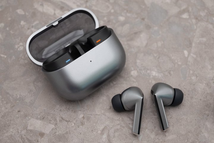 TXASCXCz̃fUCVBJi^uGalaxy Buds3 ProvƃI[v^uGalaxy Buds3v