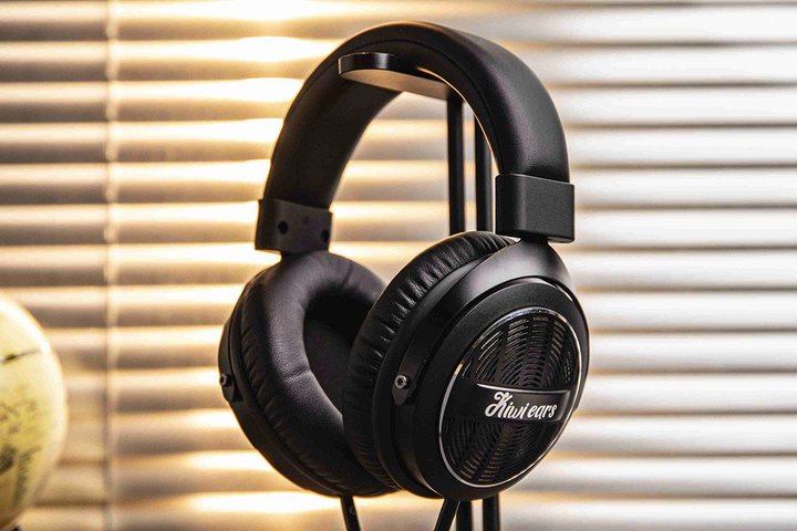 Kiwi EarsAXeIXs[J[̂悤ȒSn̊J^wbhzuEllipsev