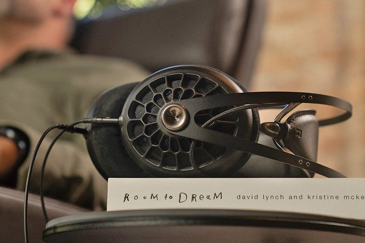 Meze AudioA6~̊J^wbhzu105 AERvBʃfɎ񔼊z