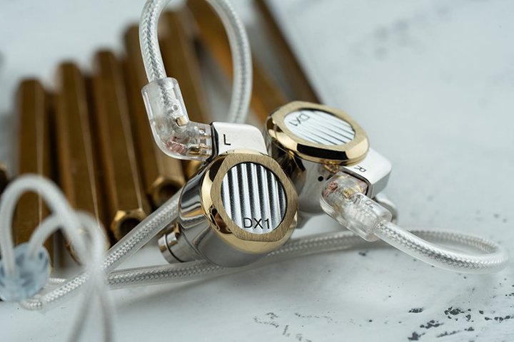 LETSHUOERA擾̃A~jEE}OlVE_Ci~bNhCo[ڃCzuDX1v