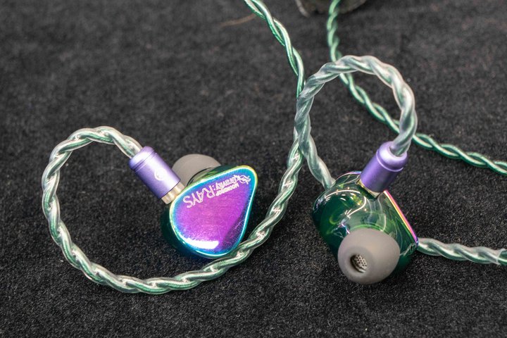 wbhtHՁJAuILLUSTRIOUSvȂǍ\@D]^HiFiMANViQuArya UNVEILEDvuISVARNAvlCW߂