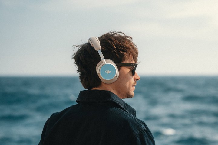 Bang & OlufsenACXwbhzuBeoplay H100vF1[T[ VEN[̌R{f