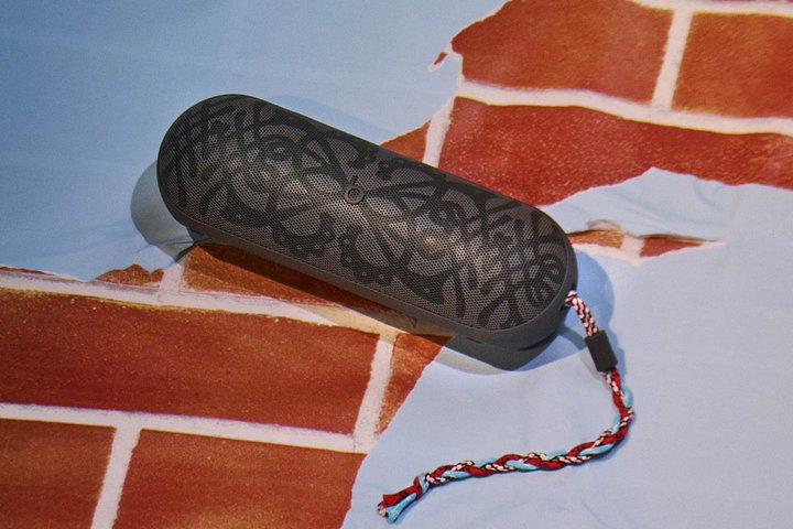 BeatsABluetoothXs[J[uBeats PillvƃLRERX^fBmtƂ̃R{fB􉽊w͗l̓ʃfUC