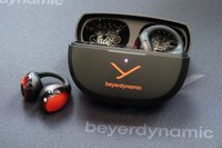 MotherAudio、完全ワイヤレスイヤホン「MET1」の“ネイビー