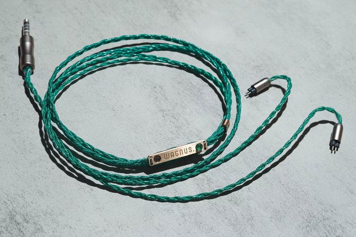 WAGNUS. AIWiuVNv̗pʌ̃CzP[uuMouton Emeraudev