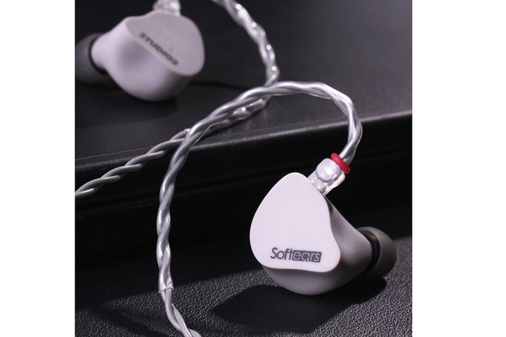 Softears�A���j�^�����O�p�ɍœK�������v������BA�C���z���uSTUDIO 4�v�uSTUDIO 2�v